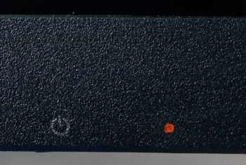 Leuchtet im Betrieb wei&szlig; und im Ruhemodus orange