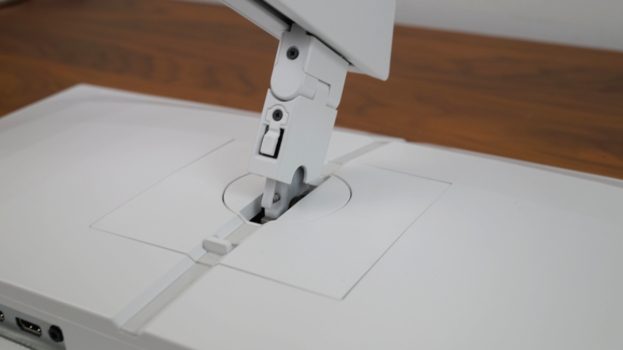 Montage des Standbeins am Display