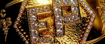 Screenshot: Titelvorspann von Elvis mit glänzenden Farben