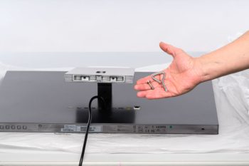 Beiliegende Schraube und Werkzeug