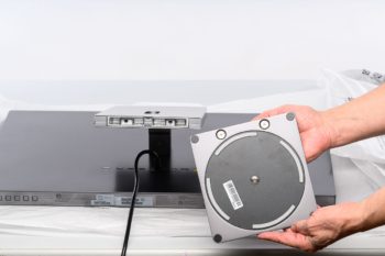 Aufsetzen der Bodenplatte am Monitorarm