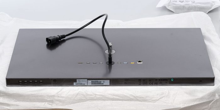 Montage: Stromkabel fest mit dem Monitor verbunden