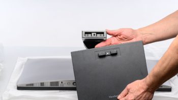 Aufsetzen der Bodenplatte (Fuß) am Monitorarm