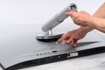 Einrasten des Standbeins auf der Displayr&uuml;ckseite