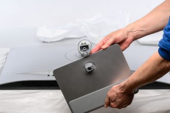 Aufsetzen der Bodenplatte am Monitorarm