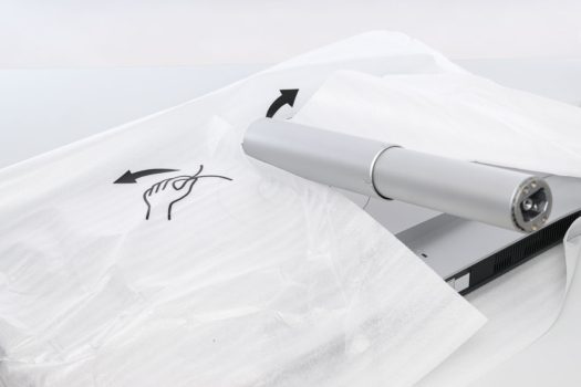 Geschlitzte Display-H&uuml;lle erm&ouml;glicht Montage direkt im Karton