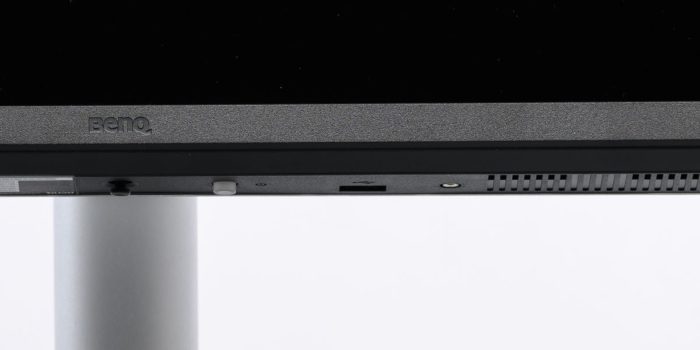 USB-Hub: in der Praxis auf USB 2.0 limitiert und nur 1 Anschluss gut zug&auml;nglich