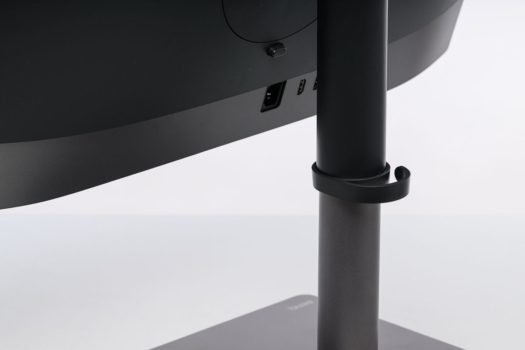 Kabelf&uuml;hrung am Monitorarm