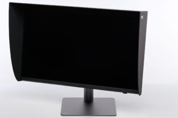 Display Drehung nach links mit montierter Lichtschutzblende