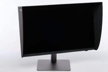 Display Drehung nach rechts mit montierter Lichtschutzblende