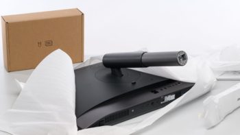 Geschlitzte Display-H&uuml;lle erm&ouml;glicht Montage direkt im Karton