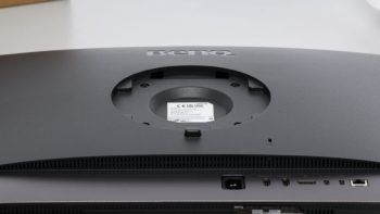 Gro&szlig;e und robuste Aufnahme an der Display-R&uuml;ckseite