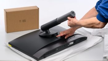 Einrasten des Monitorstandbeins am Display