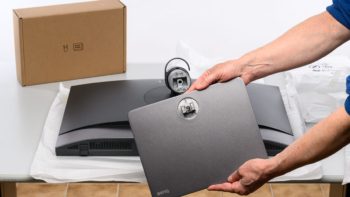 Aufsetzen der Bodenplatte (Fu&szlig;) am Monitorarm