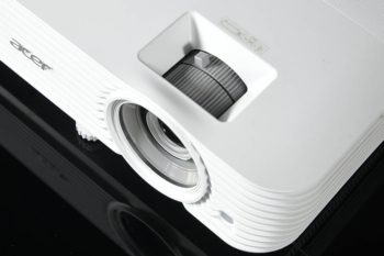 Gut zug&auml;nglich sind die Regler f&uuml;r Fokus, Zoom und Lens-Shift