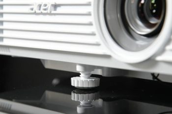 F&uuml;r die Nivellierung k&ouml;nnen die F&uuml;&szlig;e herausgedreht werden