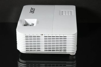 Acer H6815BD Ansicht links