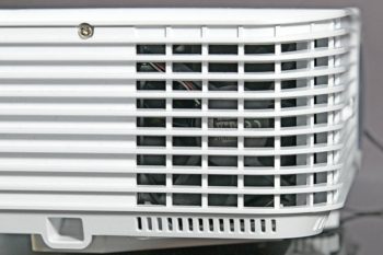 Auf der rechten Seite wird die Luft zur K&uuml;hlung eingesogen