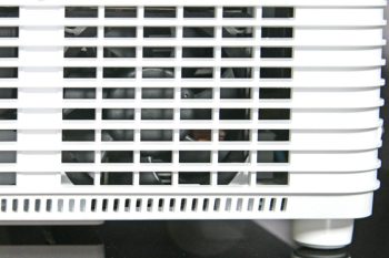 Aus der &Ouml;ffnung auf der linken Seite wird die warme Luft aus dem Projektor abgef&uuml;hrt