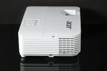 Acer H6815BD Ansicht rechts