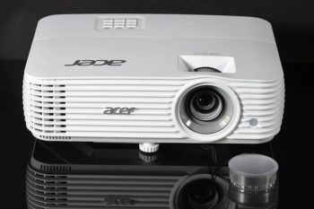 Acer H6815BD Ansicht vorn