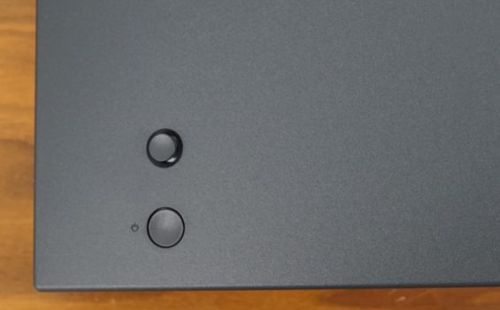 Unten Power-Taste, oben 5-Wege-Joystick