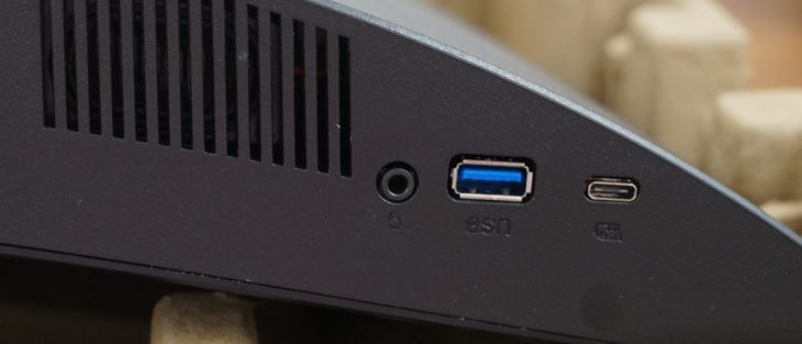 Ausfahrbare USB-Anschl&uuml;sse auf der Rahmenunterseite