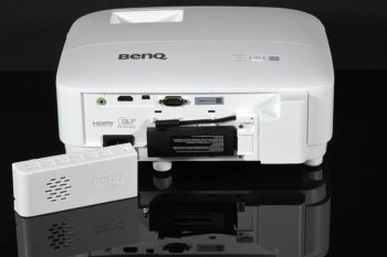 Installation: Der Stick wird in den HDMI-Port eingesteckt und via USB mit Strom versorgt. Bei unserem Test-Sample war er bereits verbaut.