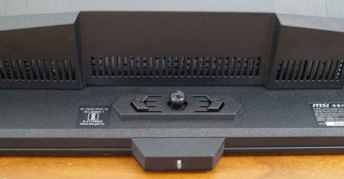 Fünf-Wege-Joystick und zwei Tasten bilden die Bedieneinheit. Unten befindet sich die Betriebs-LED.