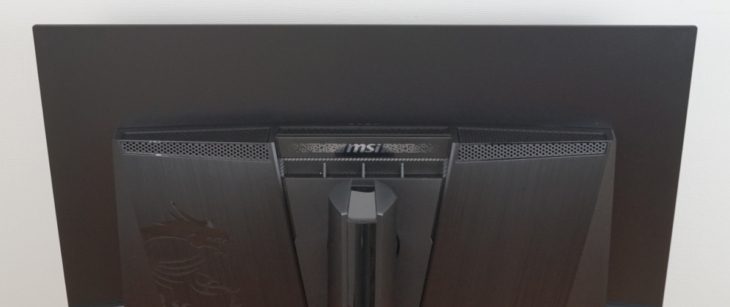 Displayrückseite mit Lüftungsöffnungen im oberen Bereich des Erkers