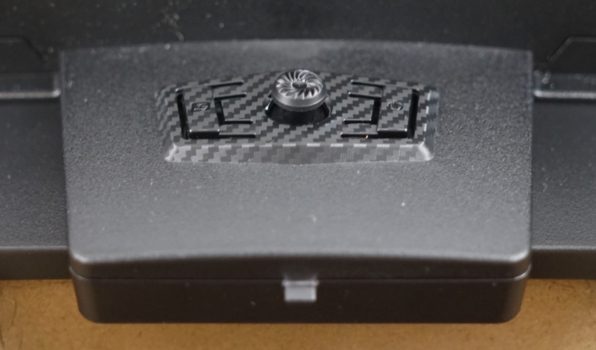 Fünf-Wege-Joystick und zwei Tasten bilden die Bedieneinheit. Unten befindet sich die Betriebs-LED.