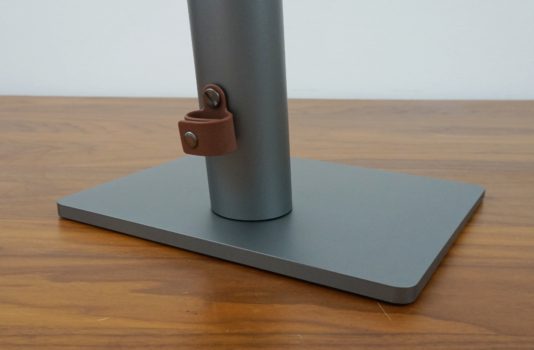Braune Kunststoffschlaufe mit Druckknopfverschluss