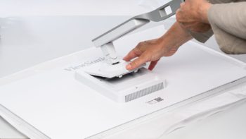 Einschieben des Standbeins auf der Displaygehäuserückseite