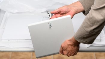 Aufsetzen der Bodenplatte am Monitorarm
