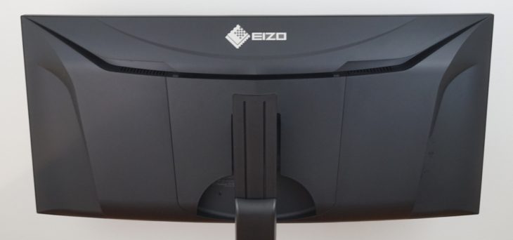 EIZO EV3851X: Aufgeräumte Rückseite mit aufgesetzter Kabelblende