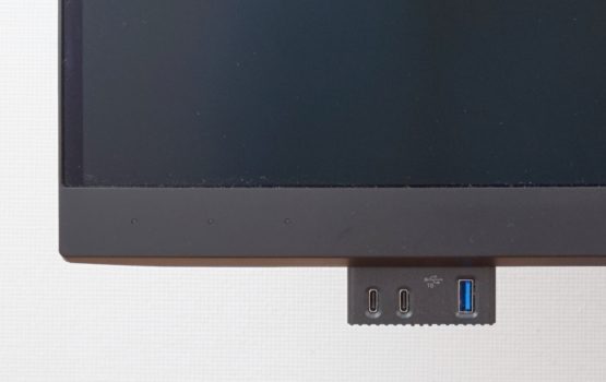 Ausfahrbare USB-Anschlüsse auf der Rahmenunterseite