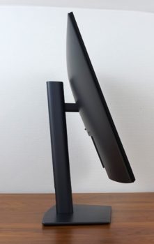 Monitor Ansicht seitlich mit maximalem Neigungswinkel nach hinten