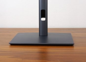 Monitorstandfuß mit Öffnung für das Kabelmanagement