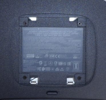 VESA-100-&Ouml;ffnungen f&uuml;r alternative Befestigungen inklusive Schraube