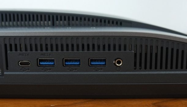 Anschlüsse im unteren Bereich des Displayrahmens