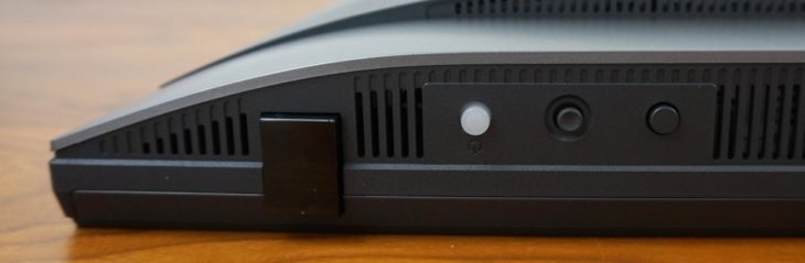 Infrarotsensor für den Puck, Power-Button und LED, 5-Wege-Steuerung und Funktionstaste (von links nach rechts)