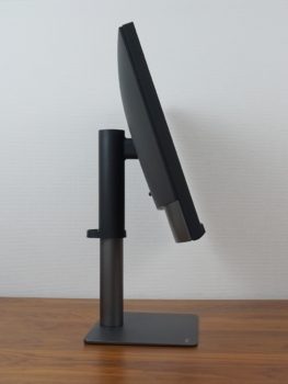 Monitor Ansicht seitlich mit maximalem Neigungswinkel nach hinten