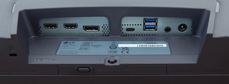 Anschl&uuml;sse sowie Joystick zum Bedienen des OSDs und links daneben die Taste zum Umschalten in den Dual-Modus