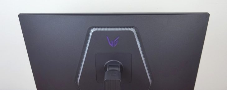 Displayrückseite: Lüftungsschlitze am oberen Rahmen und Hexagon-förmige RGB-Beleuchtung